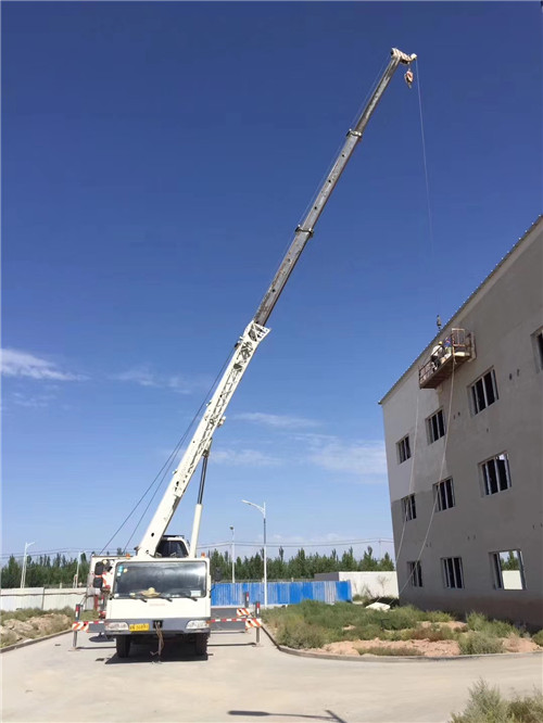 盘锦市“轻装强干”—— 吊车的 “轻量化臂架” 技术